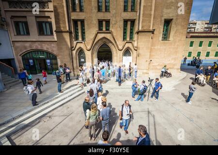 Barcellona, in Catalogna, Spagna. Il 27 settembre, 2015. Gli elettori coda nella parte anteriore della stazione di polling a Barcellona durante la Catalogna elezioni regionali. Credito: Matthias Oesterle/ZUMA filo/Alamy Live News Foto Stock