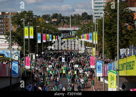 Lo stadio di Wembley, Londra, Regno Unito. Il 27 settembre, 2015. Coppa del Mondo di rugby. L'Irlanda contro la Romania. I fan di arrivare lungo Wembley modo Credito: Azione Sport Plus/Alamy Live News Foto Stock