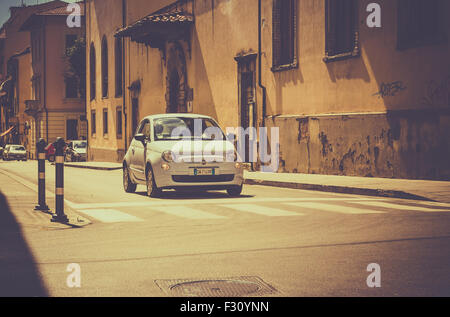 AREZZO, Italia - 26 giugno 2015: una nuova versione della Fiat 500, una delle più famose città piccole vetture in Italia, su strade a croce in tu Foto Stock