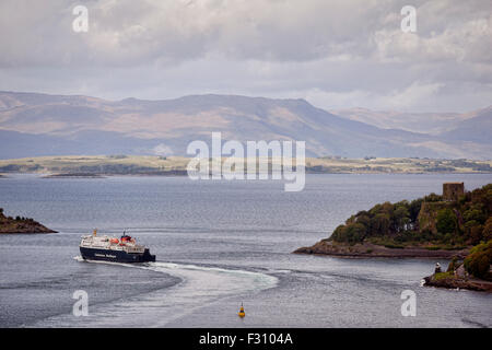 Il Caledonian MacBrayne traghetto "Clansman' passa Dunollie castello come si lascia il porto di Oban. Foto Stock