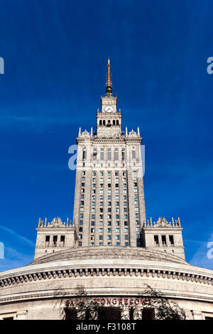 Palazzo della Cultura e della scienza (Pałac Kultury i Nauki) a Varsavia, Polonia Foto Stock