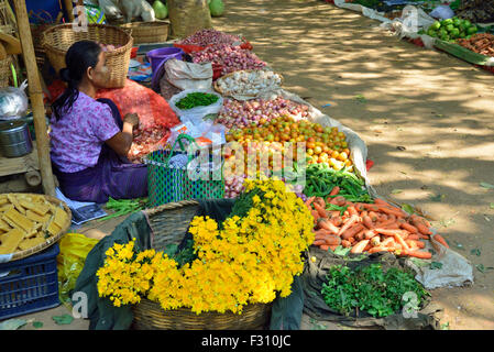 Mercato donna operatore seduto a terra al suo passo in Nyaung U Market, Bagan, MYANMAR Birmania, sud-est asiatico Foto Stock