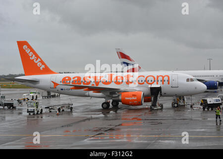 Un Easyjet A319 in stand all'aeroporto di Edimburgo nel 2015 prima voce off a Amsterdam. Dietro è un British Airways B767 - 300. Foto Stock