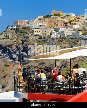 Persone di bere in una vista mare bar sulla caldera.Fira, Santorini Grecia Foto Stock