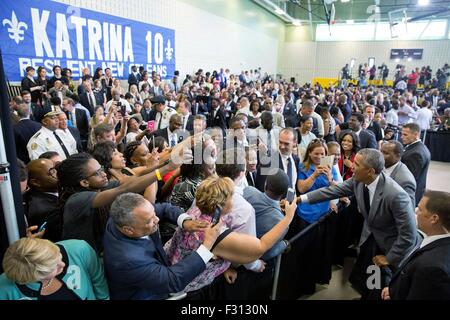 Stati Uniti Il presidente Barack Obama saluta i tifosi dopo il suo discorso di Andrew P. Sanchez & Copelin-Byrd Centro multiservizio per celebrare il decimo anniversario dell'Uragano Katrina Agosto 27, 2015 a New Orleans, Louisiana. Foto Stock