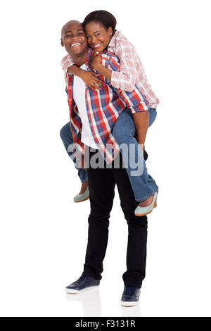 Allegro giovane americano africano giovane divertendosi con piggyback Foto Stock