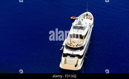 72m Superyacht O'pari 3 progettato da Stefano e Giorgio Vafiadis seduta nella caldera Santorini Grecia Foto Stock