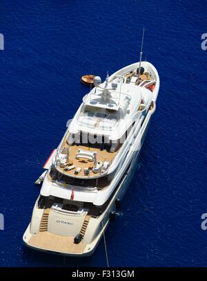 72m Superyacht O'pari 3 progettato da Stefano e Giorgio Vafiadis seduta nella caldera Santorini Grecia Foto Stock