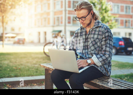 Imprenditore lavora su idea sul suo laptop. Lo stile di vita della città Foto Stock