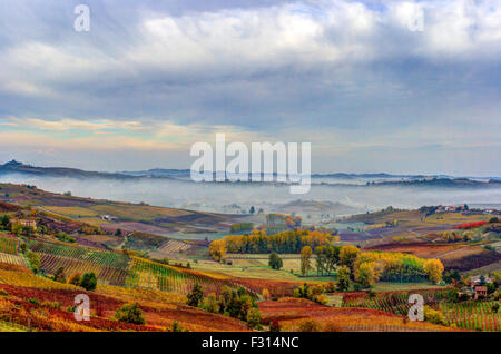 Campagna attorno a Canelli (Italia) con un po' di nebbia Foto Stock