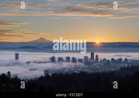 Alba sulle città di Portland Oregon e del Monte Cofano coperto in basso banchi di nebbia Foto Stock