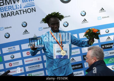 Berlino, Germania. Il 27 settembre, 2015. Eliud Kipchoge celebra la sua vittoria durante la quarantaduesima la maratona di Berlino. Credito: Simone Kuhlmey/Pacific Press/Alamy Live News Foto Stock