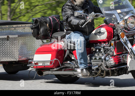 In prossimità di una di colore rosso e bianco Honda Valkyrie con traino di un rimorchio. Foto Stock