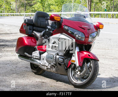 Rosso Honda Gold Wing moto moto parcheggiata sul lato della strada. Foto Stock