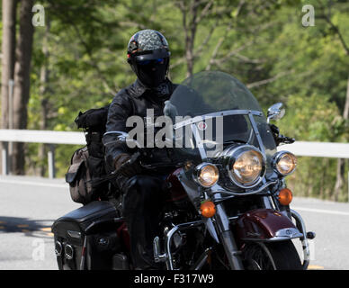 Motociclo Moto rider di indossare una maschera sul viso. Harley Davidson Foto Stock