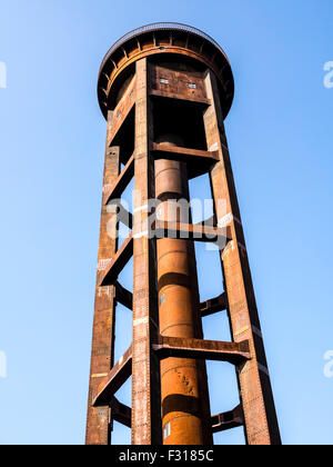 Parco Südgelände Schöneberger, parco sull'ex cantiere di smistamento , Water Tower, combinazione di decadere impianti ferroviari Foto Stock