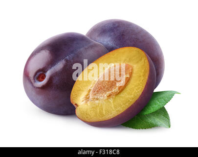 Prugne fresche isolato su bianco Foto Stock