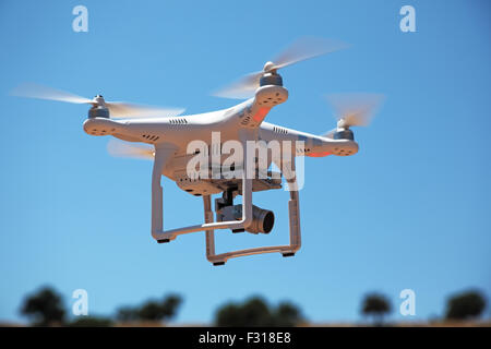 Basso angolo vista del drone con fotocamera battenti contro il cielo Foto Stock
