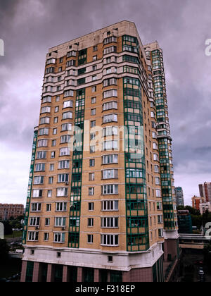Facciata di edificio di appartamenti, vista verticale Foto Stock