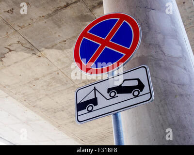 Nessun segno di parcheggio sulla costruzione in cemento in background Foto Stock