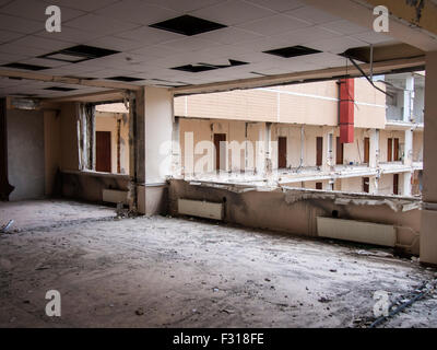Un edificio abbandonato interno Foto Stock