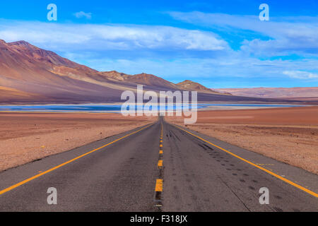 La strada solitaria che conduce al Salar de tara (riserva nazionale di Los Flamencos, Atacama, Cile) Foto Stock