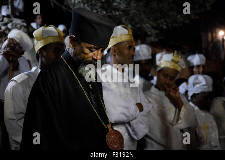 I cristiani ortodossi etiopi celebrano la “defra”, Che è una cerimonia del Meskel - ritrovamento della vera Croce da Sant'Elena nel IV secolo d.C. osservato dal falò torcente al monastero di Deir El-Sultan situato sul tetto della Chiesa del Santo Sepolcro a Gerusalemme Est Israele il 27 settembre 2015. Meskel, è la festa spirituale dei cristiani ortodossi in Etiopia ed è stata celebrata per migliaia di anni. Ora è stato designato dall'UNESCO nella lista rappresentativa degli ereditini culturali immateriali dell'umanità. Foto Stock