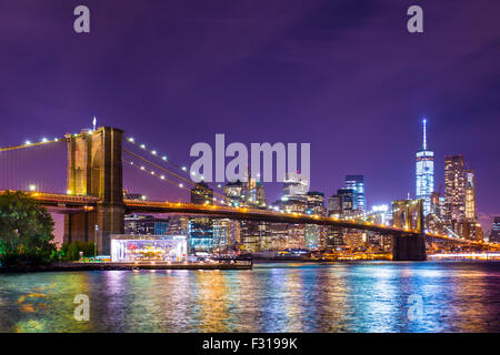 Splendido Ponte di Brooklyn in tutta l'East River verso Manhattan New York City illuminato. Foto Stock