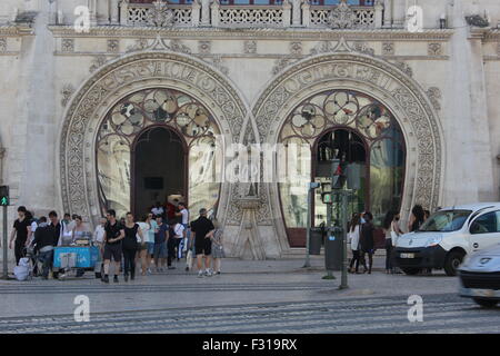 Lisbona, Portogallo - 23 ottobre 2014: Rossio stazione ferroviaria entrata principale, con le persone attorno a piedi Foto Stock