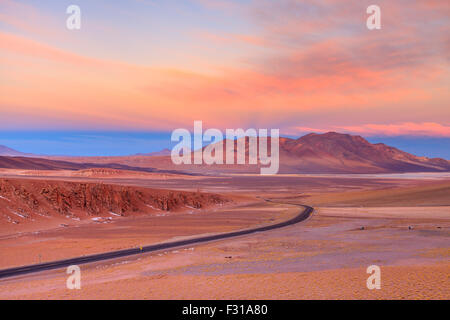 Vista di Salar de Tara al tramonto (riserva nazionale di Los Flamencos, Atacama, Cile) Foto Stock