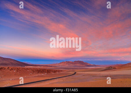 Vista di Salar de Tara al tramonto (riserva nazionale di Los Flamencos, Atacama, Cile) Foto Stock