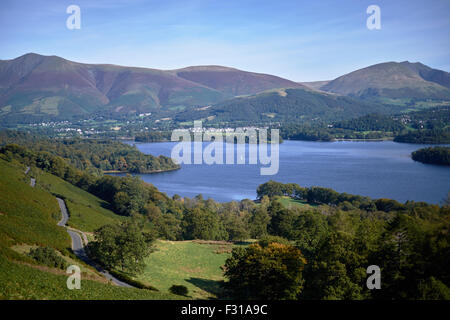 A doppio spiovente / Blencathra e il Northern Fells attraverso Derwent Water nel distretto del lago, REGNO UNITO Foto Stock