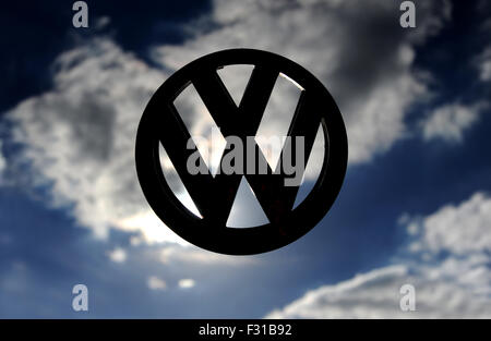 LOGO VW VOLKSWAGEN AUTO CONTRO TEMPESTY CIELO RE EMISSIONI SCANDALO MOTORI DIESEL SPORCO MOTORE INDUSTRIALE STORIA LOGO EMBLEM TEST SCARICO Foto Stock