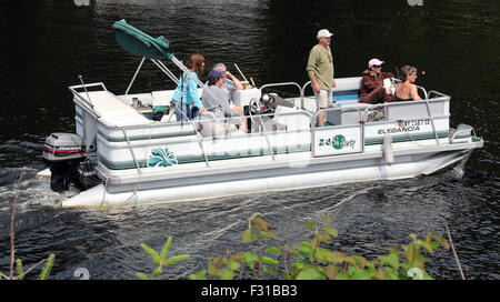 Pontoon deck barca con amici di famiglia persone a bordo. Lungo il lago di New York STATI UNITI D'AMERICA US America Adirondack State Park Foto Stock