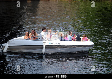 Il motoscafo bowrider bow rider caricato con persone di famiglia. Lungo il lago di New York STATI UNITI D'AMERICA US America Adirondack State Park Foto Stock