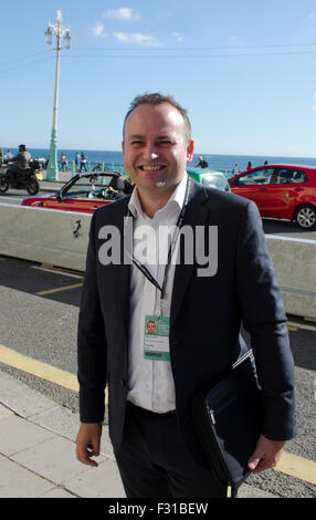 Brighton, Regno Unito. Il 27 settembre, 2015. Neil Coyle MP per Bermondsey e vecchi Southwark entrando Labour Party Conference 2015 all'Hilton Metropole Hotel, Brighton Regno Unito 12 Settembre 2015 Credit: Prixpics/Alamy Live News Foto Stock