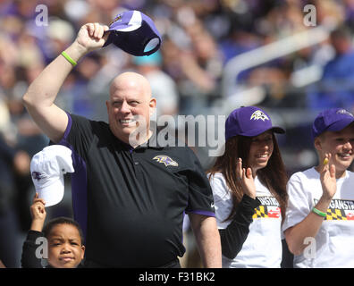 Baltimore, Maryland, Stati Uniti d'America. Il 27 settembre, 2015. Il Governatore del Maryland Larry Hogan appare sul campo per sollevare la consapevolezza del cancro durante un match tra i Cincinnati Bengals e Baltimore Ravens presso M&T Bank Stadium di Baltimora, MD il 27 settembre 2015. Credito: Cal Sport Media/Alamy Live News Foto Stock