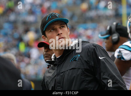 Settembre 27, 2015 Charlotte, NC, Carolina Panthers middle linebacker Luca Kuechly #59 orologi da margini in una partita contro i New Orleans Saints il 27 settembre 2015, presso la Bank of America Stadium di Charlotte, NC. Le Pantere sconfitto i santi 27-22.Margaret Bowles/CSM Foto Stock