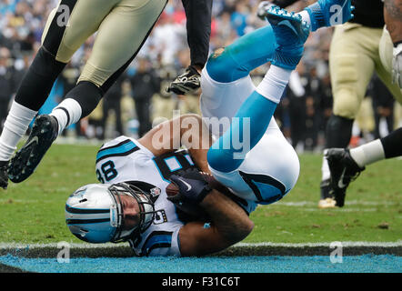 Settembre 27, 2015 Charlotte, NC, Carolina Panthers stretto fine Greg Olsen #88 Segna un touchdown in una partita contro i New Orleans Saints il 27 settembre 2015, presso la Bank of America Stadium di Charlotte, NC. Le Pantere sconfitto i santi 27-22.Margaret Bowles/CSM Foto Stock