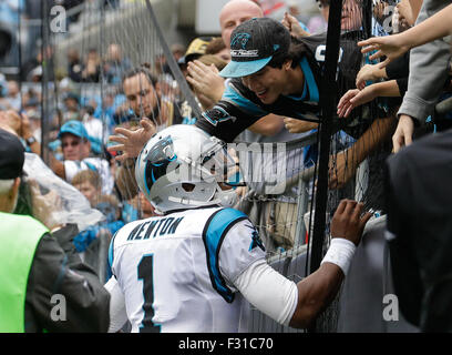 Settembre 27, 2015 Charlotte, NC, Carolina Panthers quarterback Cam Newton #1 festeggia con i tifosi dopo un touchdown contro i New Orleans Saints il 27 settembre 2015, presso la Bank of America Stadium di Charlotte, NC. Le Pantere sconfitto i santi 27-22.Margaret Bowles/CSM Foto Stock