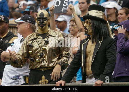 Settembre 27, 2015 Charlotte, NC, New Orleans Saints tifosi guardare il loro team andare giù per la sconfitta contro la Carolina Panthers il 27 settembre 2015, presso la Bank of America Stadium di Charlotte, NC. Le Pantere sconfitto i santi 27-22.Margaret Bowles/CSM Foto Stock