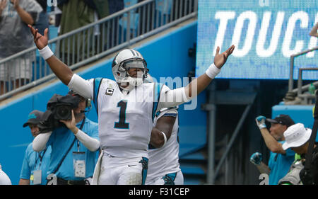 Settembre 27, 2015 Charlotte, NC, Carolina Panthers quarterback Cam Newton #1 celebra un touchdown in una partita contro i New Orleans Saints il 27 settembre 2015, presso la Bank of America Stadium di Charlotte, NC. Le Pantere sconfitto i santi 27-22.Margaret Bowles/CSM Foto Stock