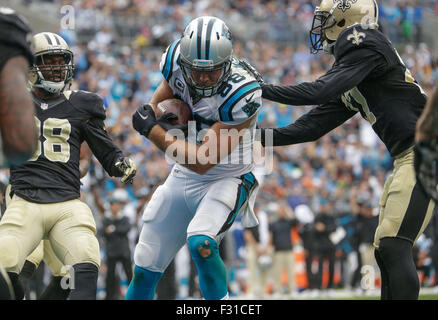 Settembre 27, 2015 Charlotte, NC, Carolina Panthers stretto fine Greg Olsen #88 Segna un touchdown in una partita contro i New Orleans Saints il 27 settembre 2015, presso la Bank of America Stadium di Charlotte, NC. Le Pantere sconfitto i santi 27-22.Margaret Bowles/CSM Foto Stock