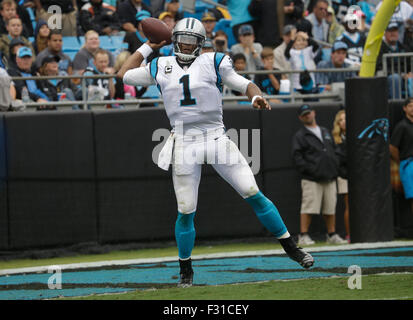 Settembre 27, 2015 Charlotte, NC, Carolina Panthers quarterback Cam Newton #1 getta downfield ad un ricevitore in una partita contro i New Orleans Saints il 27 settembre 2015, presso la Bank of America Stadium di Charlotte, NC. Le Pantere sconfitto i santi 27-22.Margaret Bowles/CSM Foto Stock