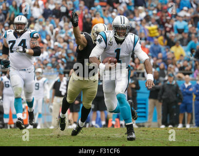 Settembre 27, 2015 Charlotte, NC, Carolina Panthers quarterback Cam Newton #1 scompone in una partita contro i New Orleans Saints il 27 settembre 2015, presso la Bank of America Stadium di Charlotte, NC. Le Pantere sconfitto i santi 27-22.Margaret Bowles/CSM Foto Stock