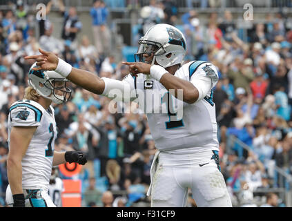 Settembre 27, 2015 Charlotte, NC, Carolina Panthers quarterback Cam Newton #1 celebra il primo verso il basso in una partita contro i New Orleans Saints il 27 settembre 2015, presso la Bank of America Stadium di Charlotte, NC. Le Pantere sconfitto i santi 27-22.Margaret Bowles/CSM Foto Stock