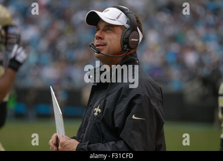 Settembre 27, 2015 Charlotte, NC, New Orleans Saints head coach Sean Payton orologi come il Carolina Panthers sconfiggere i Santi il 27 settembre 2015, presso la Bank of America Stadium di Charlotte, NC. Le Pantere sconfitto i santi 27-22.Margaret Bowles/CSM Foto Stock