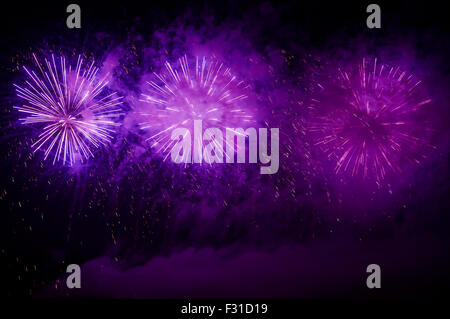 Bella viola fuochi d'artificio del cielo notturno Foto Stock