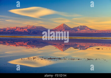 Volcan Licancabur riflessa nella Laguna Tebinquinche al tramonto Foto Stock