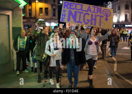 A recuperare la notte di marzo a sostegno dei diritti delle donne a Cardiff, nel Galles del Sud. Foto Stock